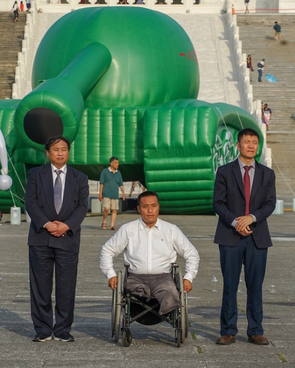 王军涛(左)、方政(中)、周锋锁在自由广场上。