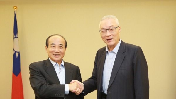 国民党主席吴敦义（右）与参加总统初选的前立法院长王金平进行闭门会谈