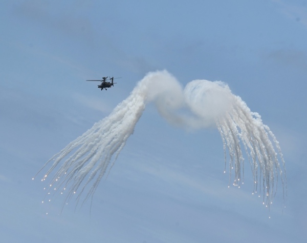 AH-64E阿帕契攻击直升机发射热焰弹。
