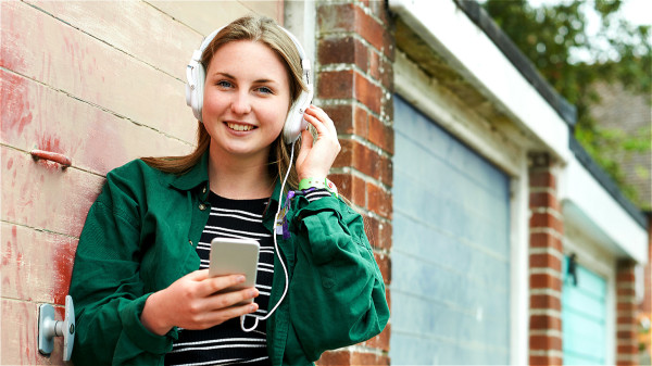 年轻朋友应控制耳机音量不要超过60分贝