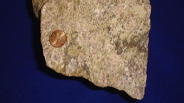 稀土金属矿石（图片来源：公有领域）