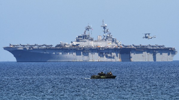 美国海军陆战两栖攻击车（前），贝尔－波音V-22鱼鹰式倾转旋翼机，以及美国海军多用途两栖攻击舰USS黄蜂（图片来源：TED ALJIBE / AFP / Getty Images）