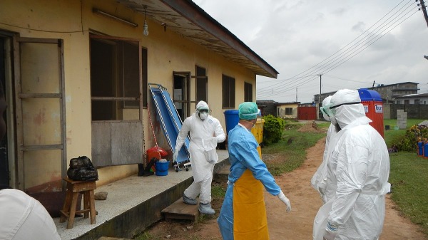 世界卫生组织的工作人员准备进入尼日利亚拉各斯的伊波拉（Ebola）隔离病房