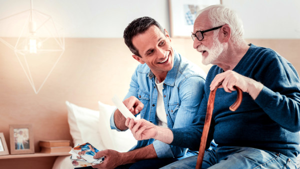 丧偶和退休对老年人的情绪影响很大，也会造成失眠，需要家人多予关心。