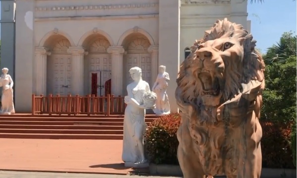 “圣心教堂”的门口居然摆有两只中式狮子