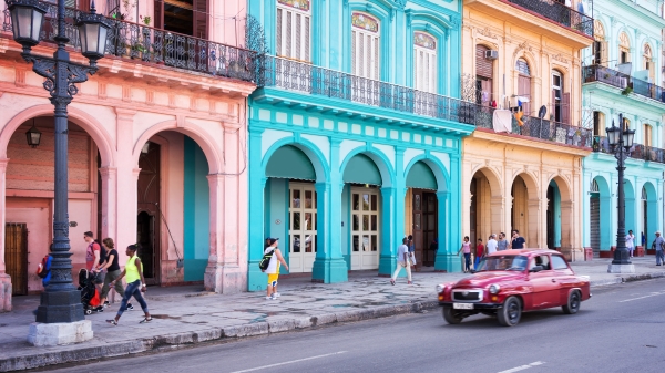 古巴哈瓦娜街头与传统的酒红色汽车。