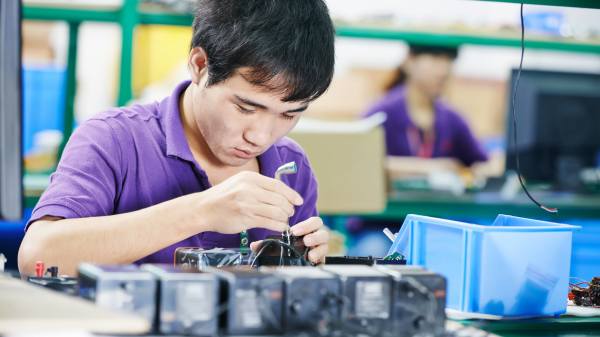 中国制造业成长放缓，经济减速导致加班减少影响薪资。