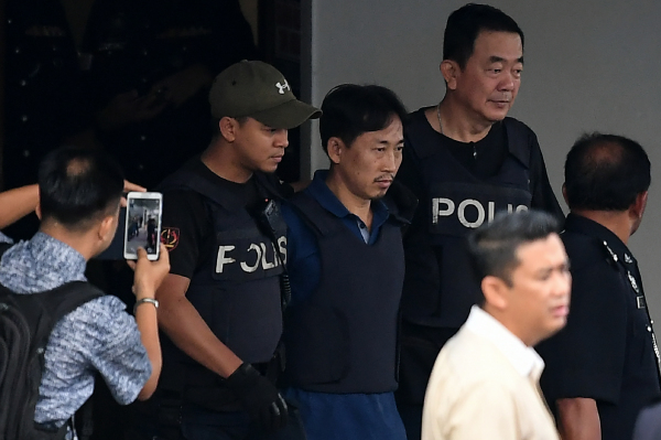 2017年3月3日，涉嫌策划金正男谋杀案的朝鲜人李忠哲在众多警力护送下离开警方总部。