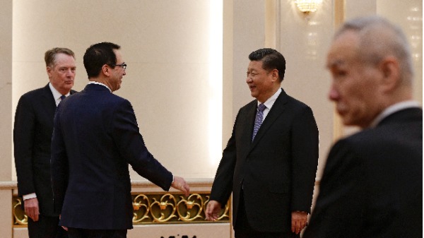 2019年2月15日，美国贸易代表莱特希泽（左一）、美国财政部长姆努钦（左二）、中国国家主席习近平（右二）和中国国务院副总理刘鹤（右一）在北京会谈