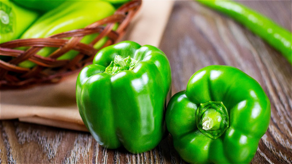 经常食用青椒可以滋养发根，减少掉发的现象。