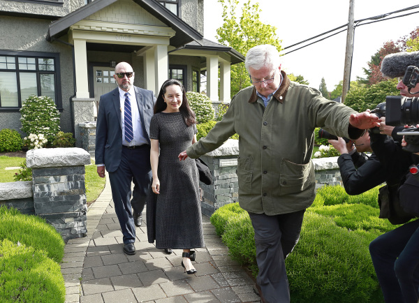 2019年5月8日，孟晚舟從溫哥華的豪宅走出，她腳踝上的電子監控設備清晰可見。