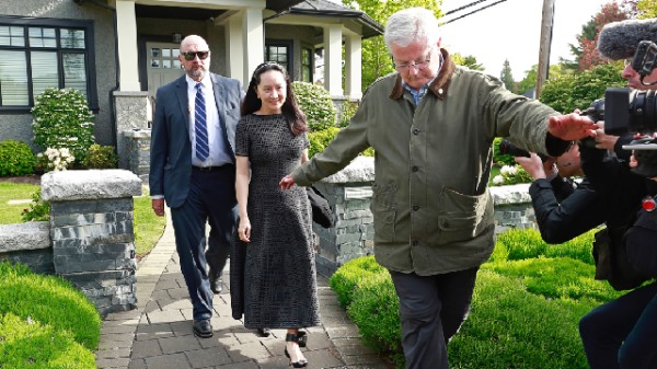 2019年5月8日，孟晚舟从温哥华的豪宅走出，她脚踝上的电子监控设备清晰可见。