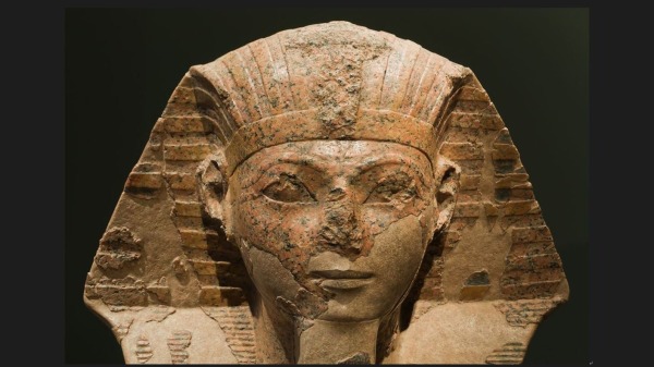 埃及史上首位女王为掌握政权而穿男装