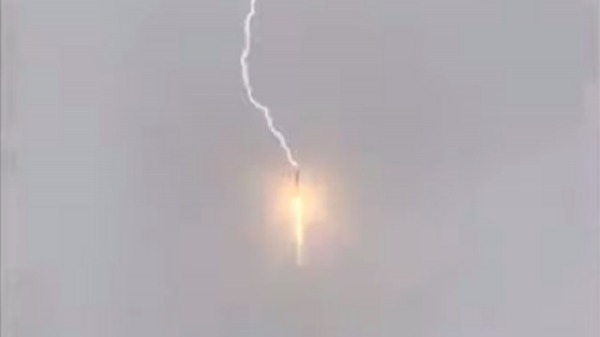 俄罗斯火箭升空途中突然遭闪电直接命中，惊险画面全都录下。