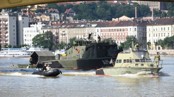 2019年5月31日，匈牙利的军舰在布达佩斯附近的多瑙河搜寻遇难者。