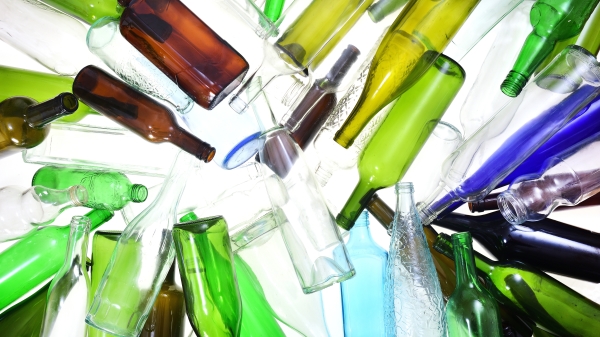 废弃酒瓶是许多拾荒者维生的物品之一。