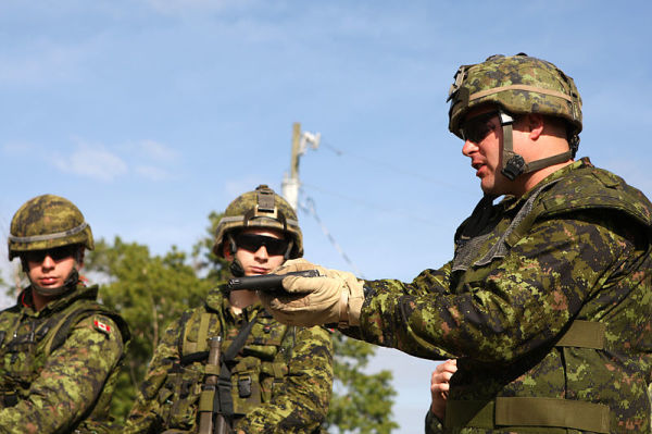 在2009年4月的一次训练中，加拿大士兵检查一把大威力手枪（图片来源：维基百科）
