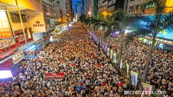 6月9日，香港發生創記錄的大遊行示威。