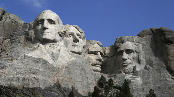 美國著名的總統山，由左至右依次為華盛頓、傑斐遜、老羅斯福及林肯的雕像。