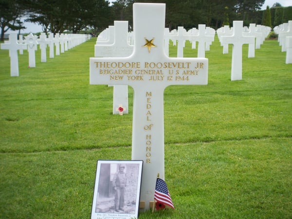 小羅斯福的墓碑，墓碑上寫著他是美軍榮譽勛章獲得者。