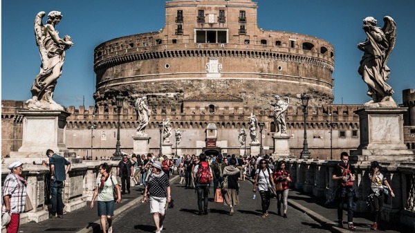 观光客要注意了！日前意大利罗马市长提出更严格的规定，以管束游客不雅的行径。
