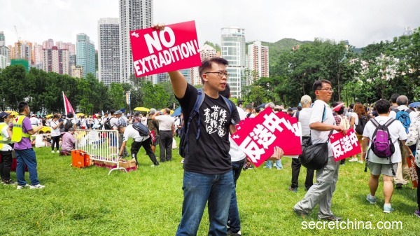 香港政府無視百萬港人「反送中」遊行抗議，執意《逃犯條例》修訂如期二讀，引發市民及議員憤怒譴責。