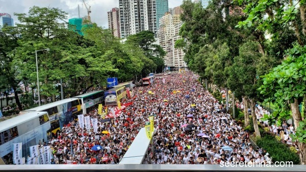 百萬香港人「反送中」大遊行後，香港政府仍無視民眾呼聲，堅持本周三（12日）將《逃犯條例》修例如期二讀，香港各界機構、商戶相繼在網上宣布6.12當日罷工、罷市。