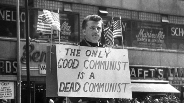 1965年4月26日，紐約夜總會老闆傑克･希克曼（Jack LHickman）在時代廣場周圍遊行，上面寫著「唯一的好共產主義者是死去的共產主義者」。
