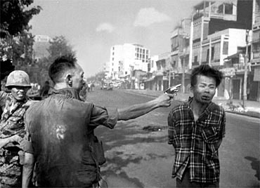 1968年2月南越警察局長當街槍決一名越共「內應」。