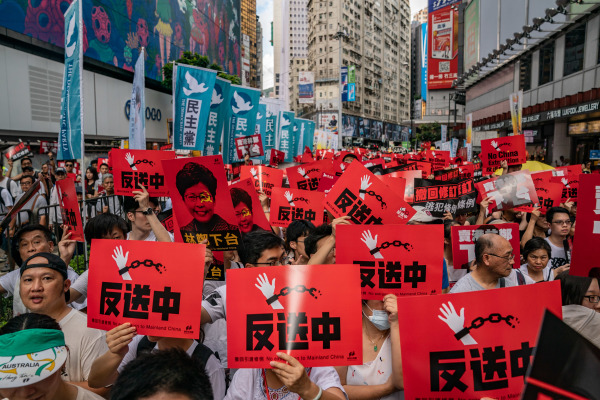 2019年6月9日，百万香港民众游行抗议返送中条例。