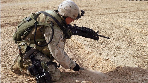 2005年，美国海军陆战队士兵用卡巴刀探雷。