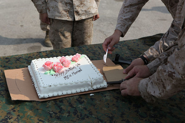 根據傳統，兩名美國海軍陸戰隊軍官在海軍陸戰隊生日儀式上使用卡巴刀提起切下的一塊蛋糕。
