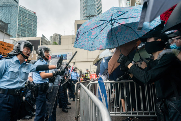 香港警方从昨晚就严加部署，当局也派出大批警员布防戒备。