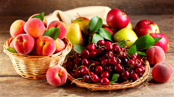 中老年人要多吃水果，每天保证一个苹果或一个橙子等。