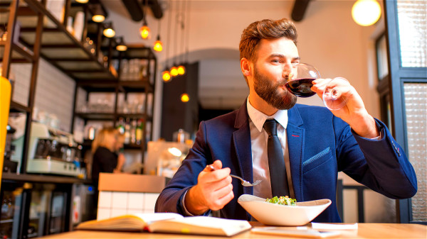 少量飲用紅酒對增強免疫功能很有好處。