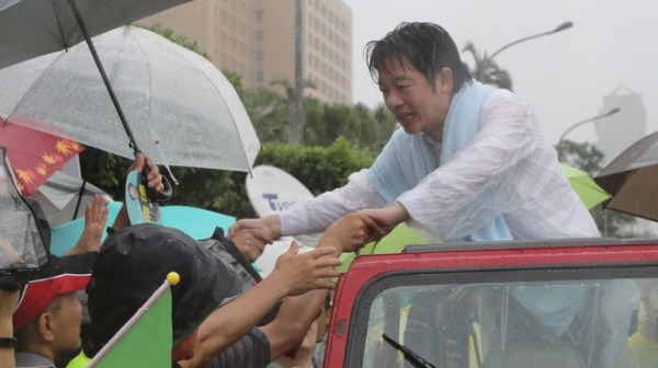 前行政院长赖清德近日在风雨中扫街拜票，当提到中国人权议题时，他说台湾应坚定站在民主阵营。另外，针对百万港人上街反对港府强推《逃犯条例》，他也以脸书直播发表5点声明。