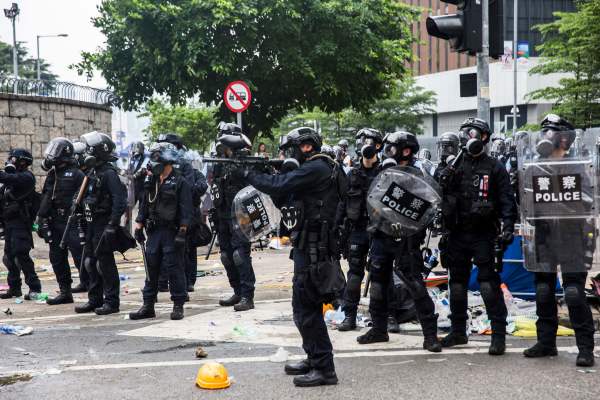 2019年6月12日，香港警察在與抗議者發生暴力衝突期間，發射非致命性射彈。