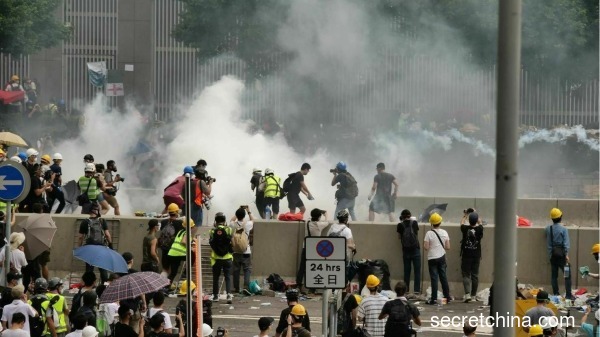 「612」罷工罷市罷課「反送中」示威活動中，香港警方使用催淚彈和橡膠子彈驅趕示威者。