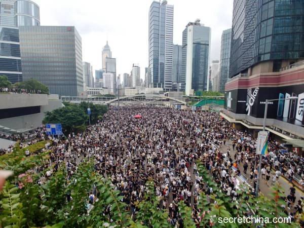 6月12日，香港立法會逃犯條例修訂草案二讀，眾多香港市民聚集參與罷市罷課罷工「反送中」示威。