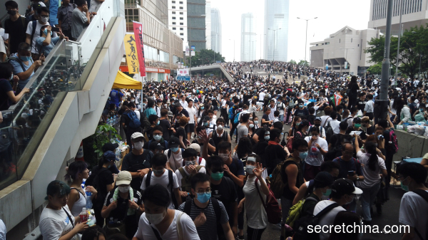 為支持「反送中」，香港市民舉行「612」罷工罷市罷課抗議立法會修例二讀，警方發生催淚彈驅趕市民。