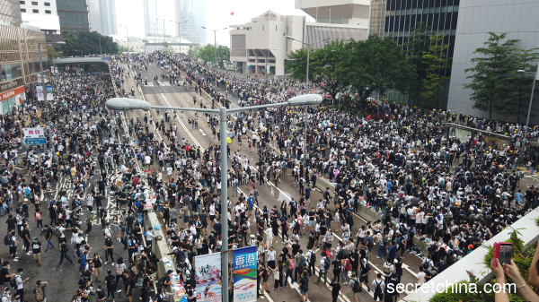 為支持「反送中」，香港市民舉行「612」罷工罷市罷課抗議立法會修例二讀，警方發生催淚彈驅趕市民。