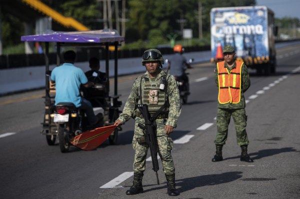 2019年6月8日，墨西哥士兵在墨西哥恰帕斯州塔帕丘拉郊区的一个军事检查站待命。