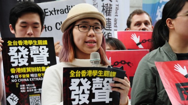 為聲援港人反對逃犯條例草案發動的抗爭，在台港生12 日在台北香港經貿辦事處前串連罷課，近200名港人到 場響應。