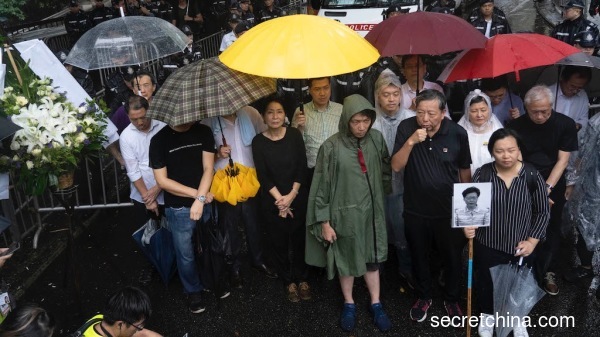 香港民阵与民主派立法会议员冒雨到礼宾府抗议。