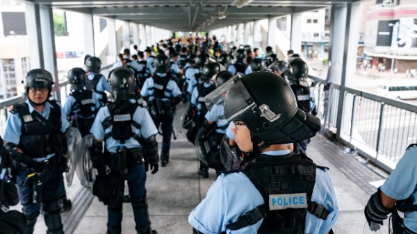 2019年6月13日，警察在的香港政府楼旁边的一座过街天桥上