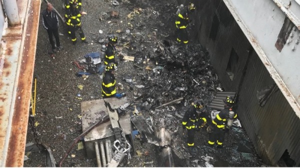 直升机坠毁事件图像。FDNY成员留在现场，报告有一例死亡事件。