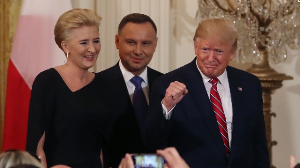 川普总统与波兰总统杜达（Andrzej Duda）及其夫人（图片来源：Mark Wilson / Getty Images）