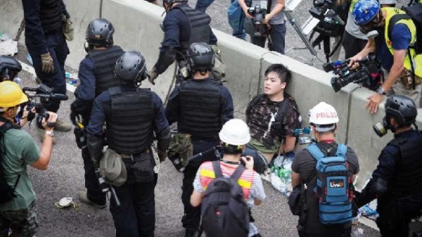 2019年6月12日，大批香港市民自发聚集在立法会为示威，希望阻止《逃犯条例》修正案二读。警方出动武力镇压。（摄影：李天正/看中国）