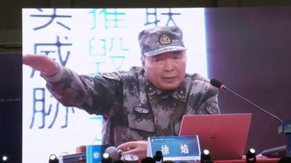 中共少将徐焰演讲中，恶毒攻击港人时说漏嘴了，道出了多数香港人仇恨共产党的原因。（视频截图）