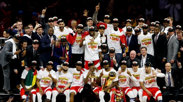 2019年6月13日，NBA总冠军赛第6战，在奥克兰，加利福尼亚，多伦多暴龙队战胜金州勇士队，拿下队史首冠。